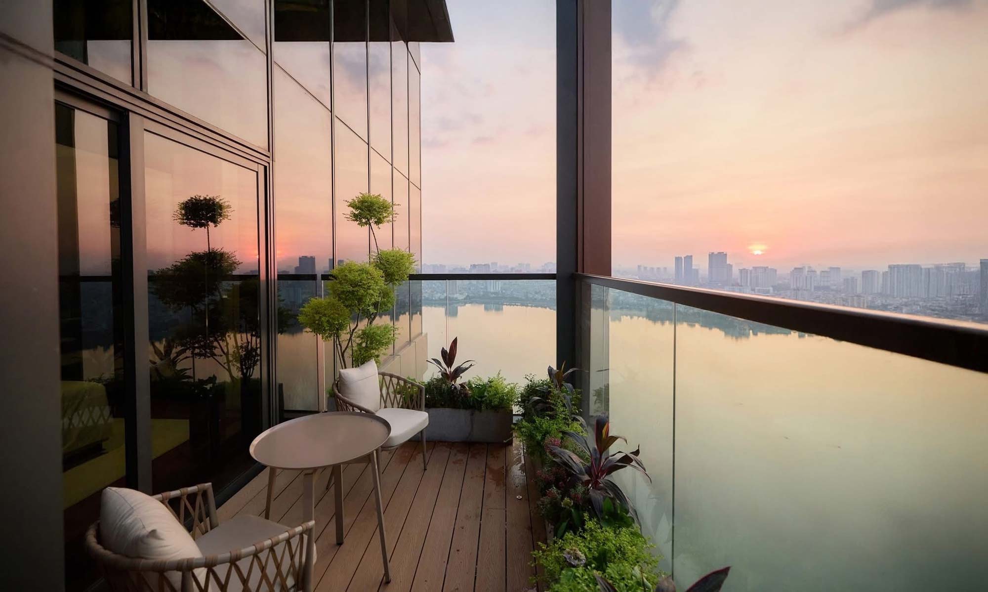 View hồ Tây từ ban công căn hộ Sun Grand City Quảng An